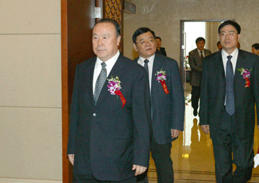 國(guó)家質(zhì)檢總局副局長(zhǎng)劉平均、總工程師張綱陪同全國(guó)政協(xié)副主席白立忱步入會(huì)場(chǎng)