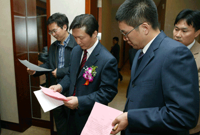 大會(huì)主席團(tuán)推舉產(chǎn)生的監(jiān)票人中國(guó)質(zhì)量檢驗(yàn)協(xié)會(huì)秘書長(zhǎng)助理張明、總監(jiān)票人國(guó)家質(zhì)檢總局質(zhì)量司司長(zhǎng)田世宏在仔細(xì)統(tǒng)計(jì)各項(xiàng)投票數(shù)據(jù)